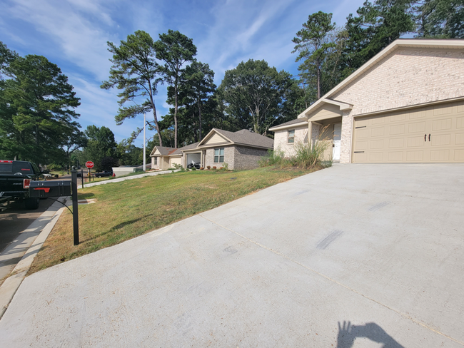 Building Photo - 242 Skylane Dr