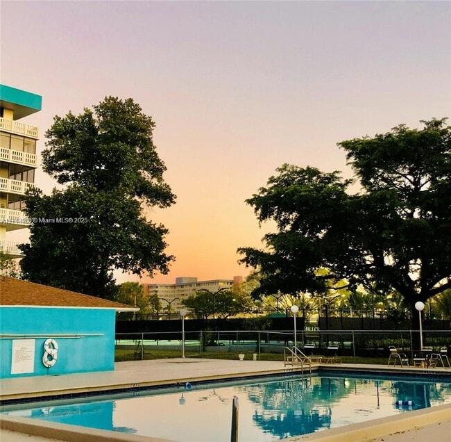 Foto del edificio - 901 Hillcrest Dr