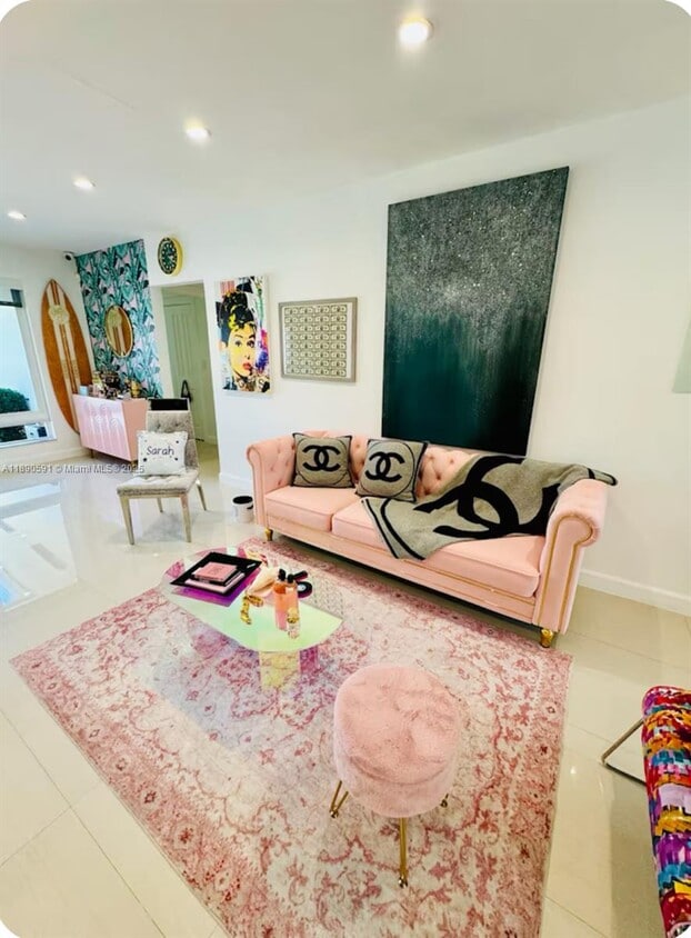 Foto principal - 9240 Byron Ave