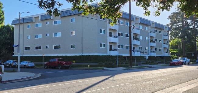 Chandler West Apartments - 14340 Chandler Blvd