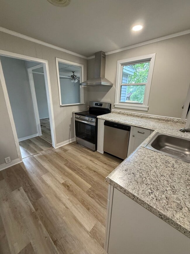 Building Photo - Modern 2-Bed, 2-Bath Gem Near Downtown Athens!