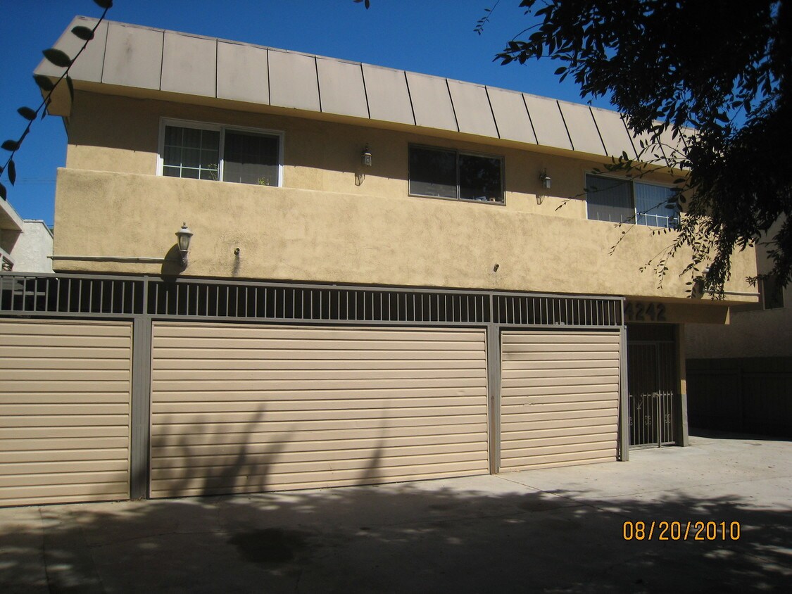 Primary Photo - 4242 Whitsett Ave