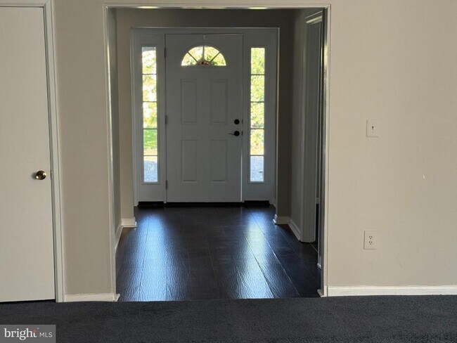 Foto del edificio - 8614 Dunbrook Ln