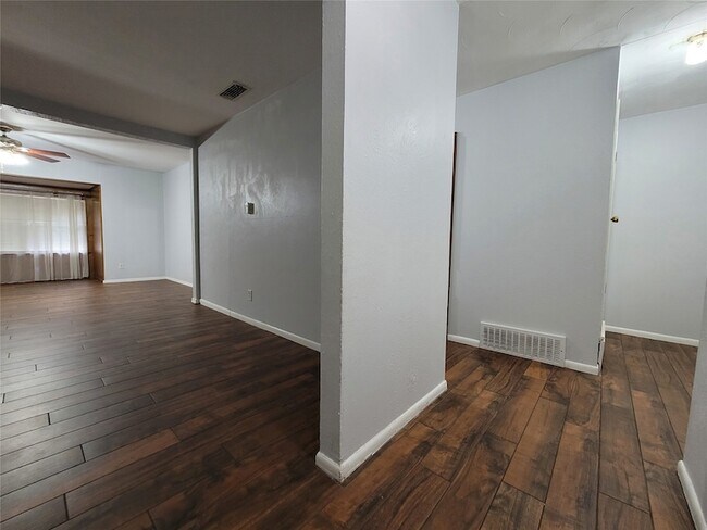 Building Photo - 738 Hawthorne Ln