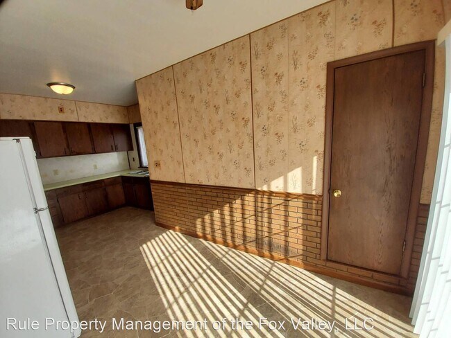 Building Photo - 3 br, 1 bath House - 610 S. Commercial Street