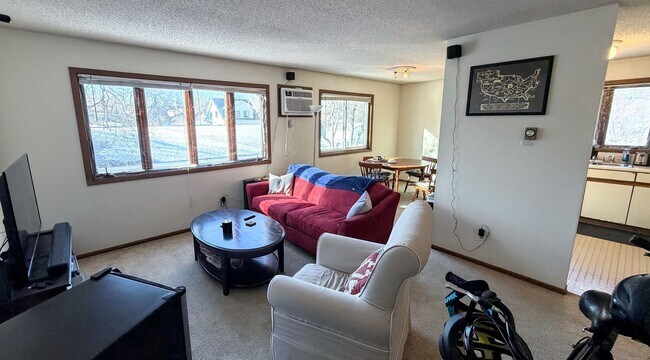 Building Photo - Spacious 3-Bedroom just off Como Ave!