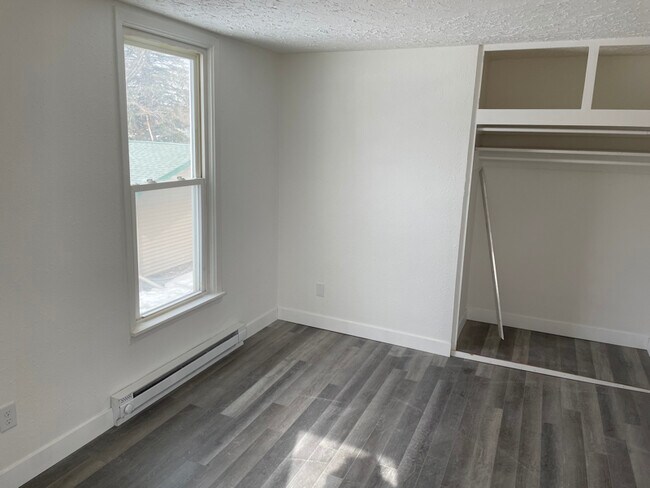 Foto del edificio - 215 W 2nd St