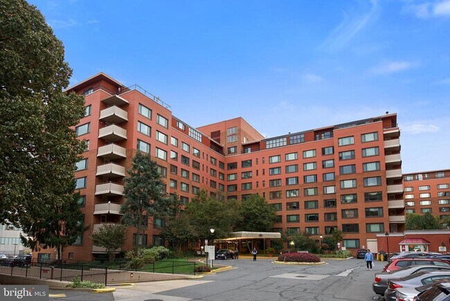 Foto del edificio - 1021 Arlington Blvd