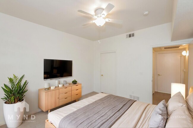 Foto del edificio - 9620 W Russell Rd