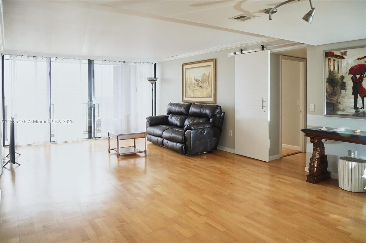 Foto principal - 5600 N Flagler Dr