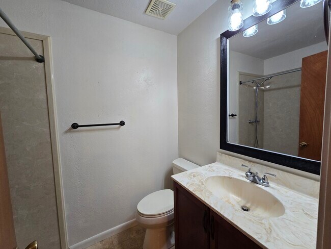 Building Photo - 400 Tanglewood Dr