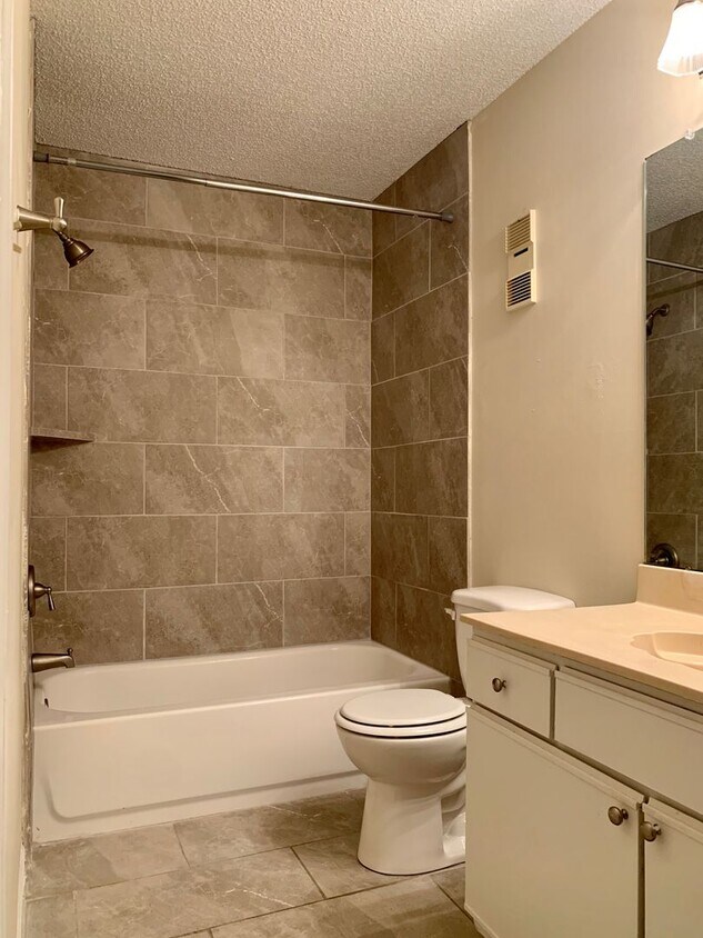 Building Photo - 1 bedroom on LSU bus route