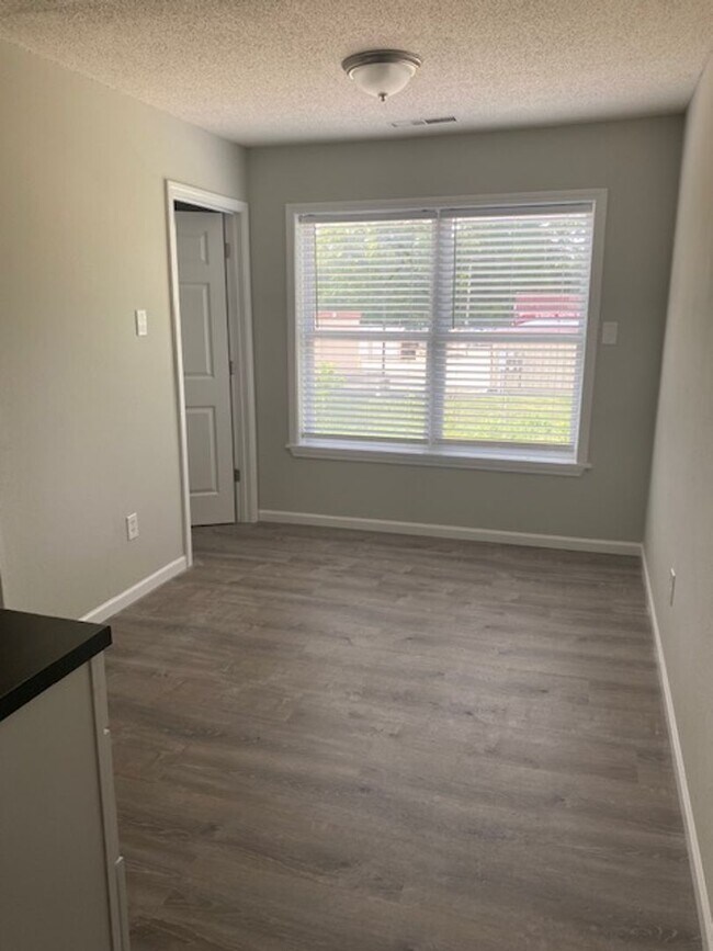 Foto del edificio - Three Level Condo with Garage