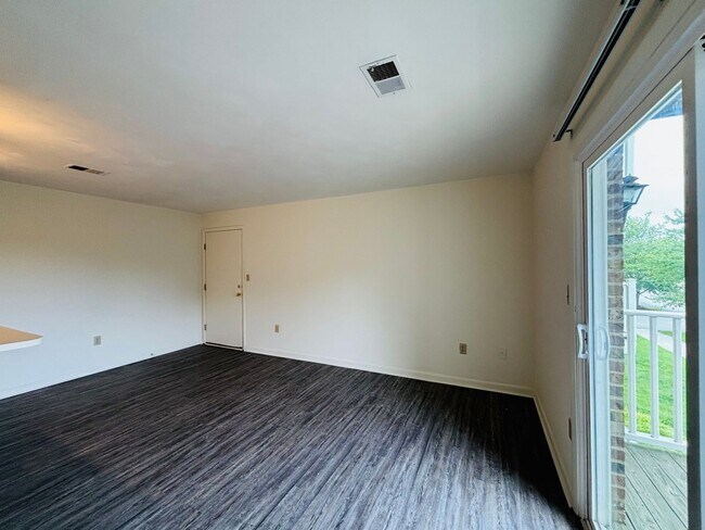 Building Photo - 1203 University Terrace
