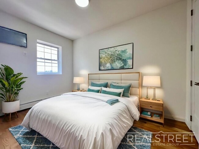 Building Photo - Brand New 4BD/2BA Penthouse with Skylight,...