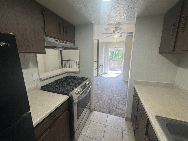 Foto del edificio - 2 Bed | 1 Bath | Approx. 1,035 Sq Ft