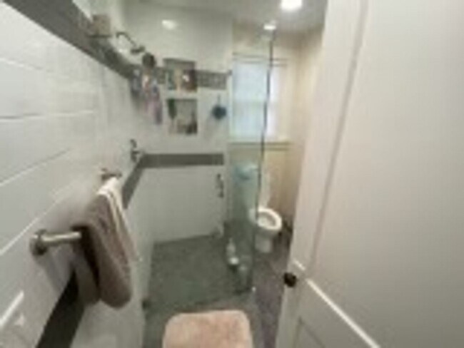 Building Photo - 404 E Oakland Ave