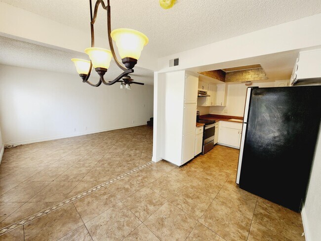 Building Photo - 6913 Round Tree Dr