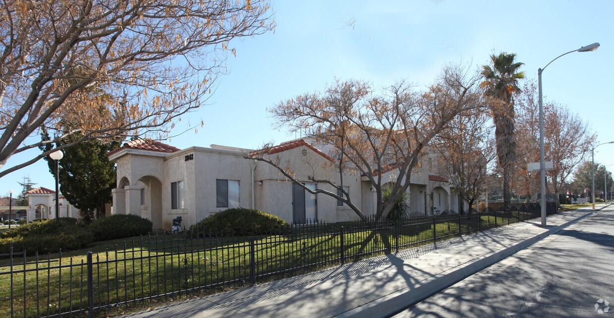 Foto del edificio - Desert Colony Townhomes