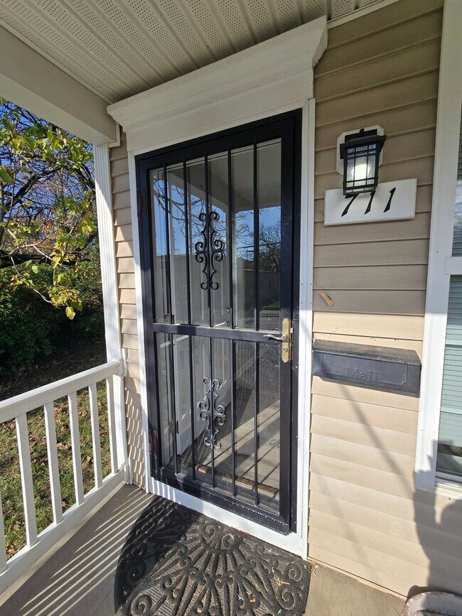 Building Photo - Updated 3 Bedrooms, 1.5 Bathrooms on a Dou...