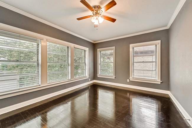 Big Bedroom with Lots of Windows - 4018 Herschel Ave