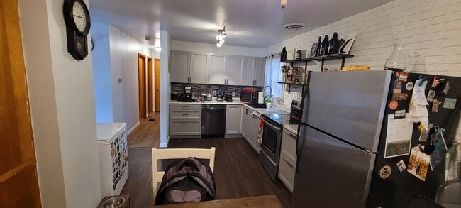 Building Photo - Recently Renovated, Garage and Fenced In B...