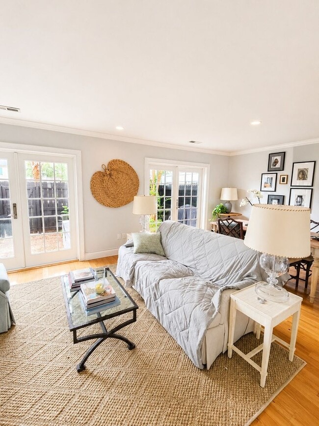 Building Photo - Downtown Town House - Steps to the Battery, Colonial Lake and King Street!