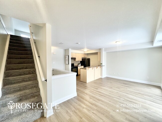 Photo du bâtiment - 3-Bedroom Townhouse with Balcony & Parking in Kitchener