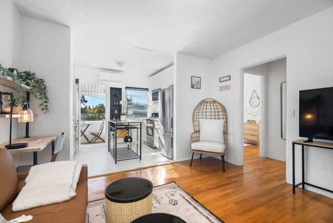 Foto del edificio - Beautiful 1B/1BA Upstairs Furnished Apt in...