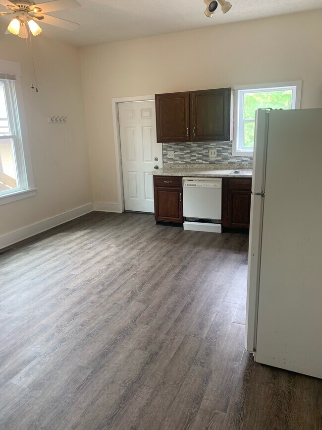 Kitchen - 916 Bridge Ave