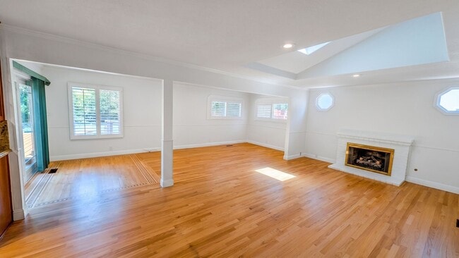 Foto del edificio - Beautifully Updated Pleasanton Four Bedroom Retreat w/ Vaulted Ceilings & Custom Details