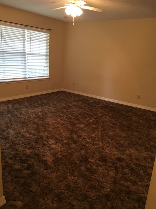 Living room - 1183 Sanders Rd