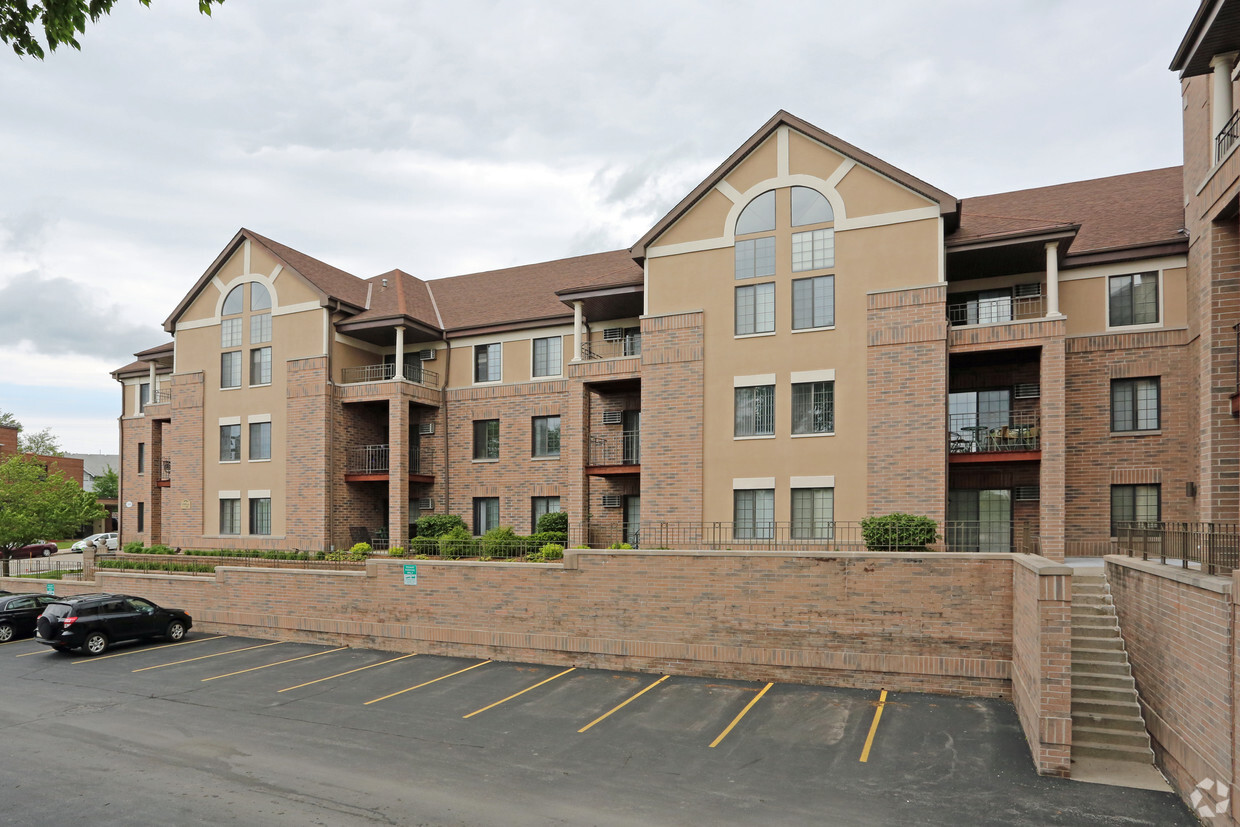 Estacionamiento al aire libre - The Overlook Apartments