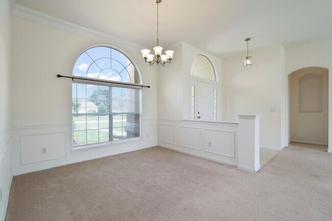Foto del edificio - 529 E Silverthorn Ln