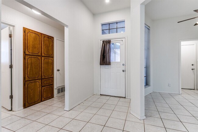 Foto del edificio - 215 Meadowbrook Ln