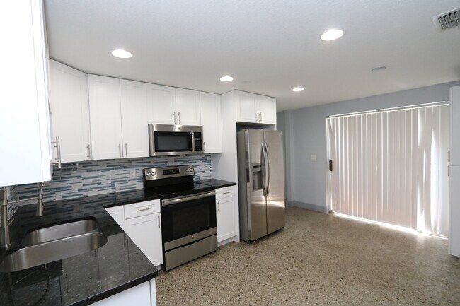 Building Photo - Charming 2 bed/1bath duplex in the heart o...
