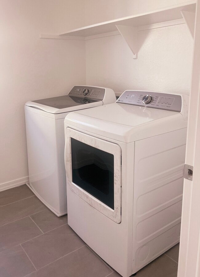 Washer & Dryer - 1446 W Sparrow Dr