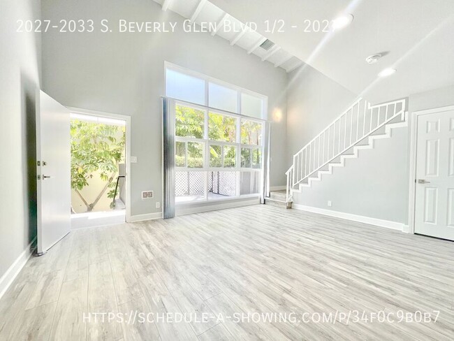 Foto del edificio - Beautiful newly remodeled modern two story...