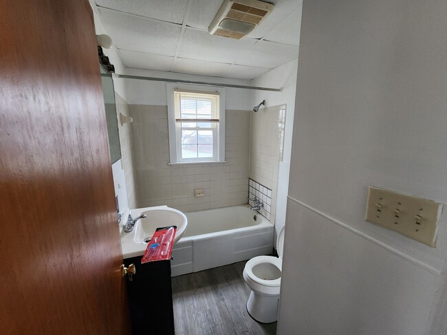 Building Photo - 205 Bellevue Ln