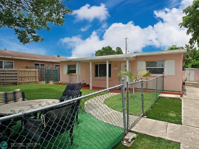 Building Photo - 341 NE 25th Ct