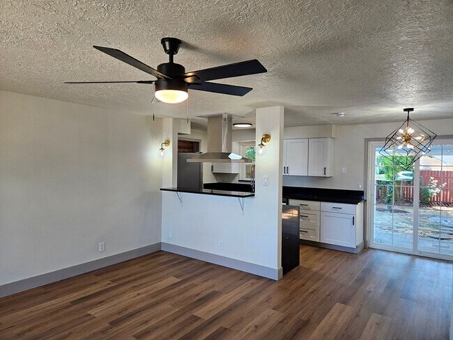 Foto del edificio - 3Bd/1.5Ba Single Story Home - For viewing!