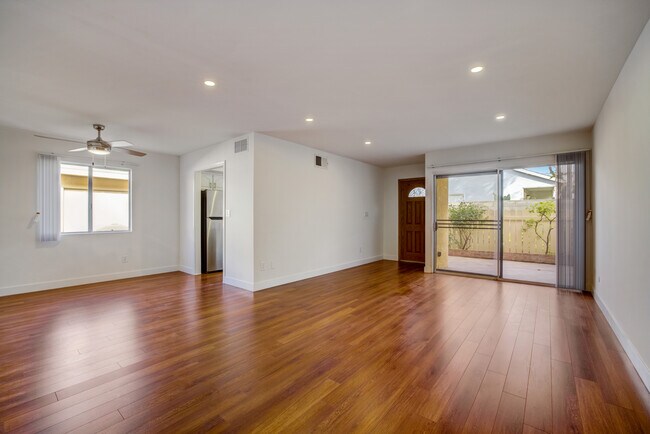 Foto del edificio - 18361 Strathern St