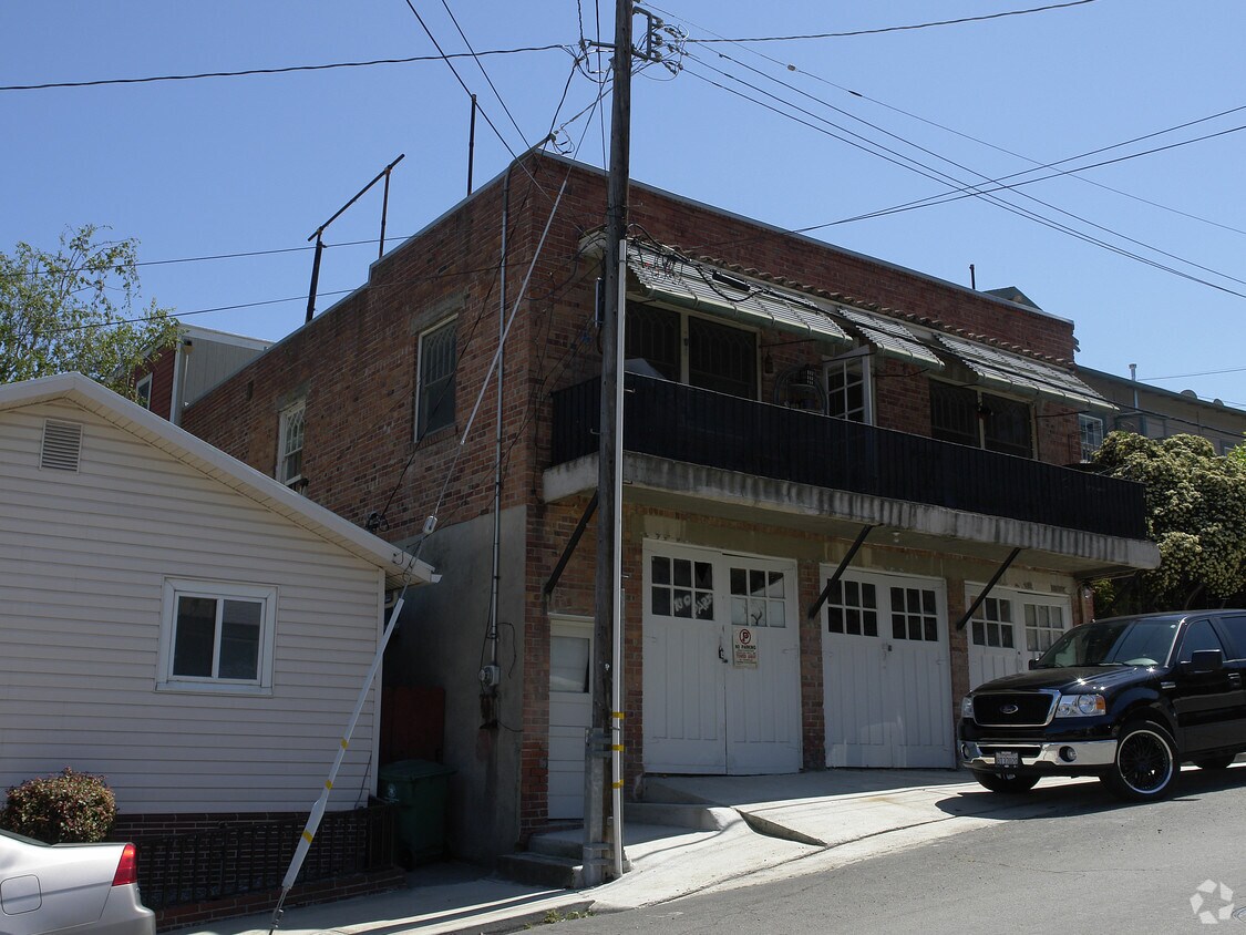 Building Photo - 831 6th Ave