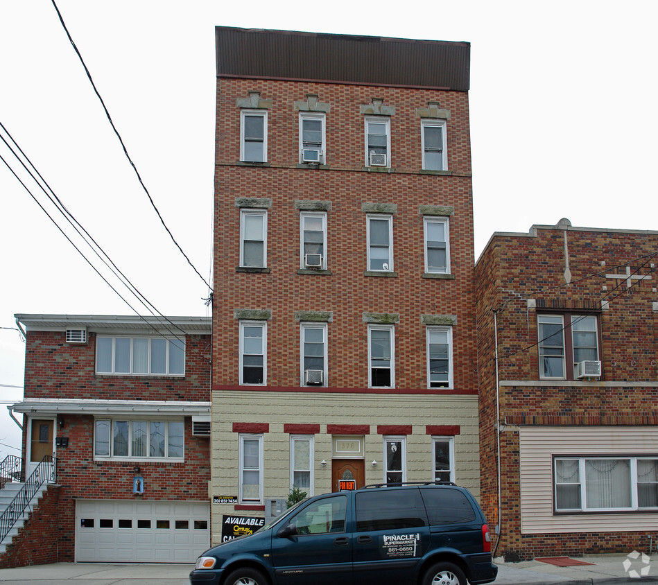 Building Photo - 376 Walker St