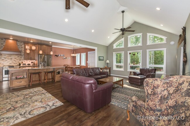 Building Photo - AVAILABLE AUGUST 26th- 3 Bed/2 Bath Single...