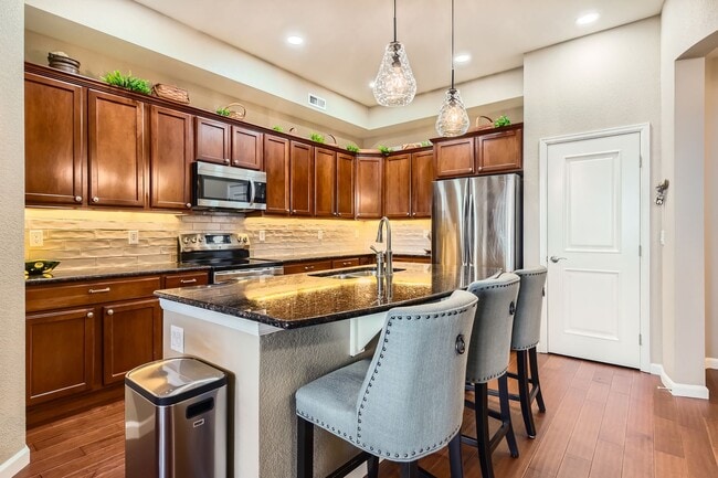 Foto del edificio - Evolve Real Estate presents: Beautiful 2 Bed/2 Bath Loft Condo, 1523 SQFT, Available May 1st!