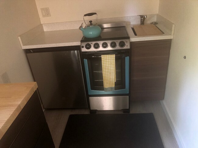 kitchen - 17 San Gabriel Dr