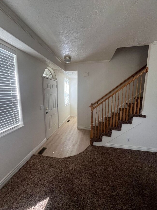 Building Photo - Gavarret Single Bedrooms