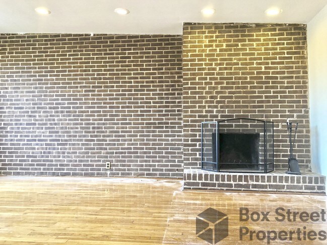 Building Photo - 305 Henry St