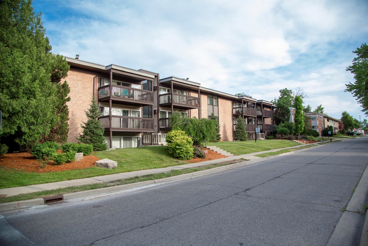 Street view and balcony - 251 Cedar St